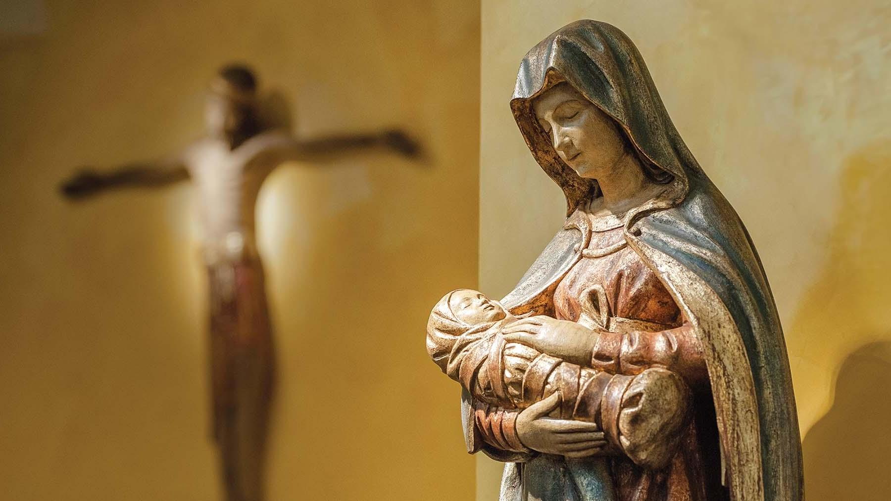 贝内教堂圣母与圣婴雕像特写 